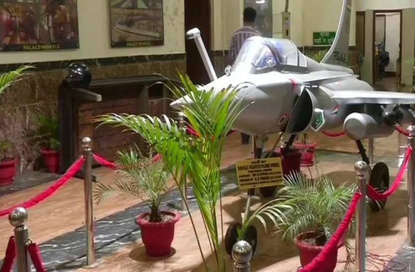 rafale कबाड़ से रेलवे इंजीनियरों ने बनाया 10 फीट लंबा राफेल विमान का मॉडल
