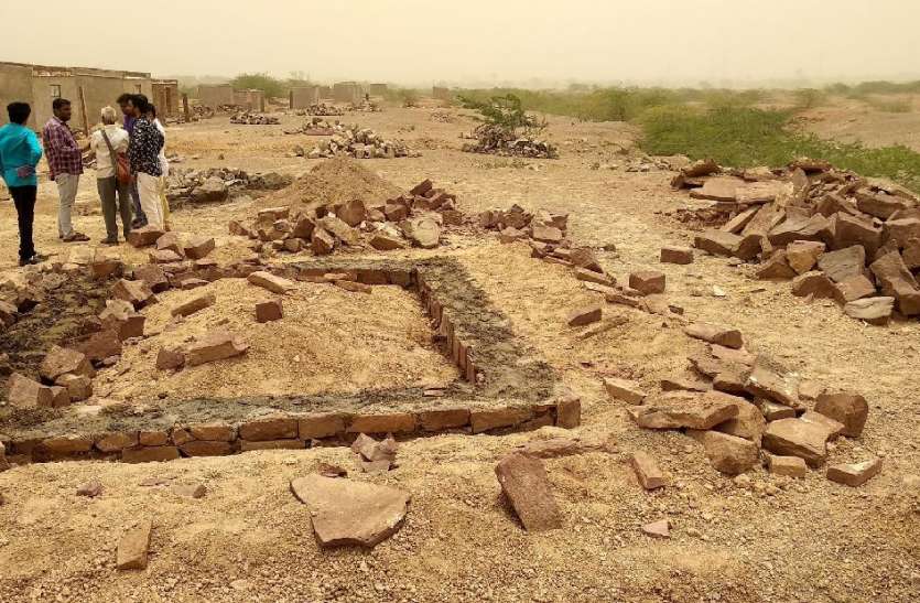 jaisalmer news रामसरोवर तालाब की आगोर भूमि में अतिक्रमण रुकवाने पर हुआ विवाद