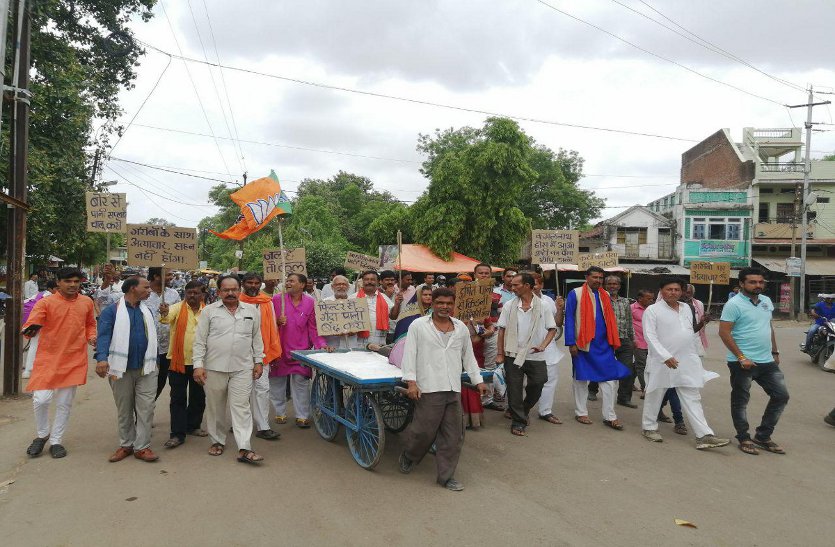 People get water, electricity, roads and home on the road पानी, बिजली, सड़क और घर के लिए लोग उतरे सड़क पर