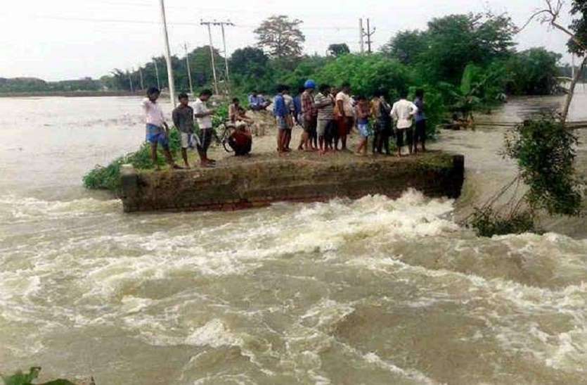 bihar flood बिहार में नदियां उफान पर, कई बांधों पर मंडराया टूटने का खतरा