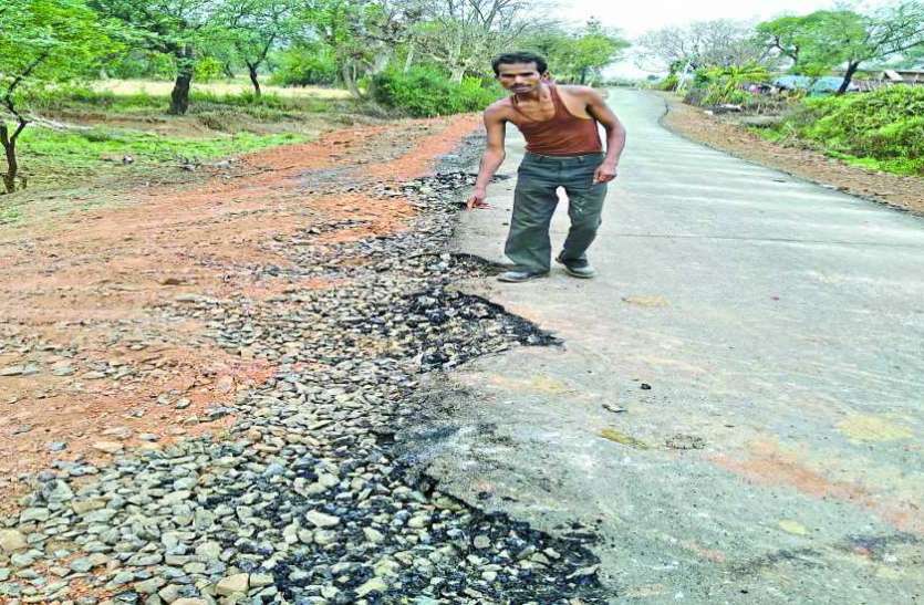 Prime Minister's Village Road damaged बनते देर नहीं, उधडऩे लगी सडक़