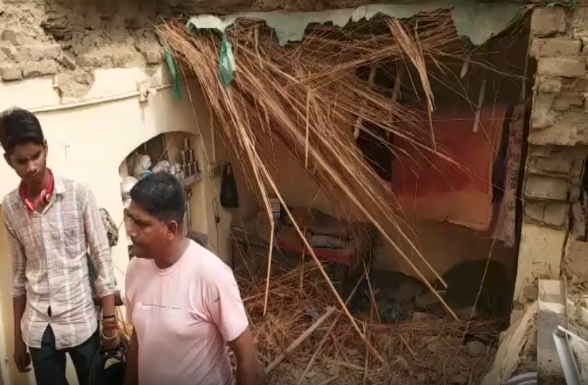 roof fallen कमरे में सो रहे दंपति के ऊपर अचानक गिरी छत, पत्नी की मौके पर ही मौत, क्षेत्र में मची अफरा-तफरी