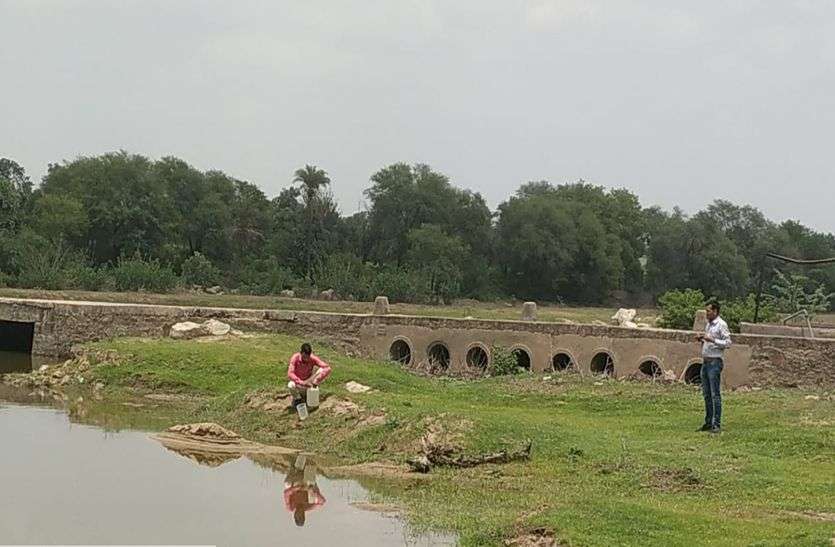 Team to reach Sawawpur to check for contaminated water in bhilwara दूषित पानी की जांच के लिए सवाईपुर पहुंची टीम