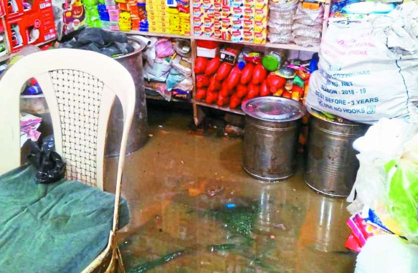 Stores filled with shops and people's homes बारिश ने खोली निगम की पोल, घरों व दुकानों में घुसा पानी