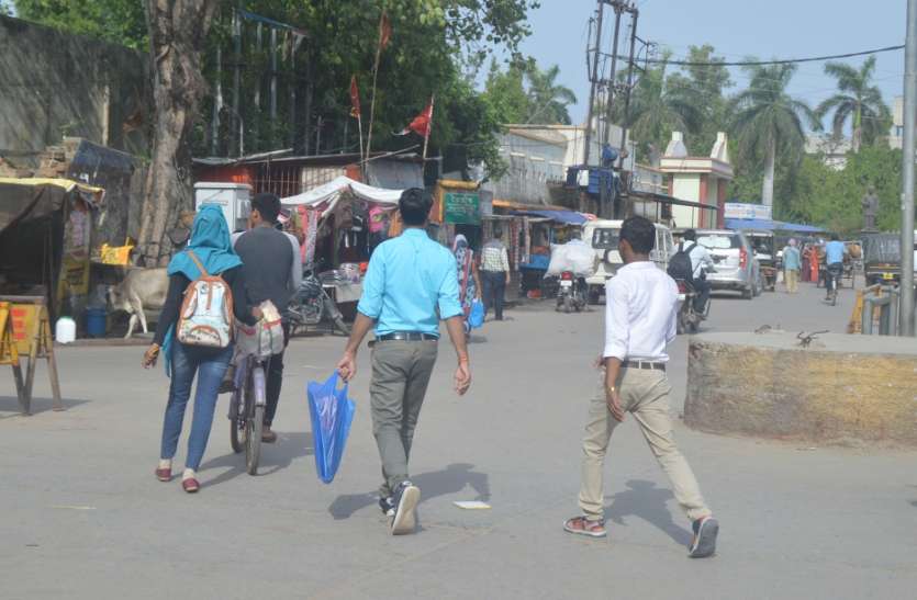 The city does not have paths, people walking on the streets शहर में नहीं है पाथ वे, सड़कों पर धक्के खाते पैदल चल रहे लोग जानिए क्यों