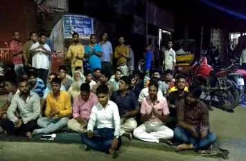 Hindu organiser read hanuman chalisa on road Sambhal: सड़कों पर नमाज के विरोध में हिन्दू संगठनों ने पढ़ी हनुमान चालीसा, पुलिस बनी रही मूक दर्शक