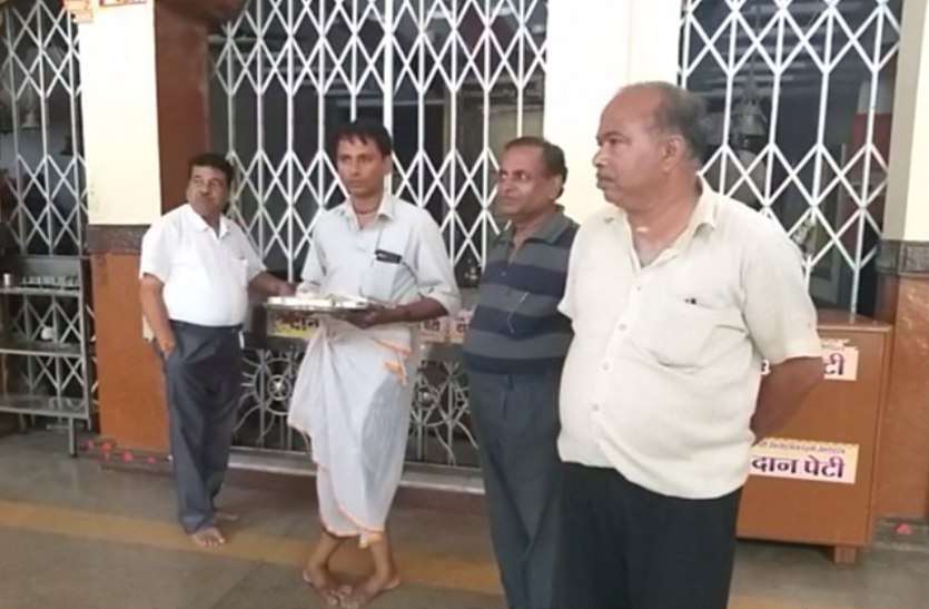 Sanatan Dharam Mandir इंसान की आपसी लड़ाई में भगवान को तीन दिन से नहीं लगा भोग, देखें वीडियो