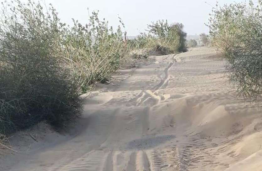 sand dunes on road बॉर्डर के गांवों में सड़कों पर आ गए रेत के टीले, रास्ते बंद