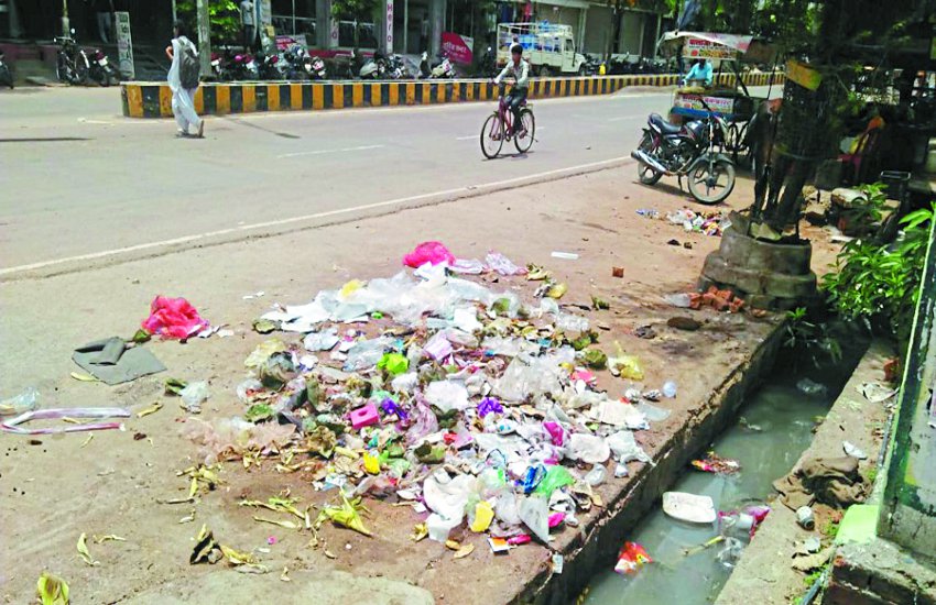 Cleanliness not being done daily on main roads मुख्य सड़कों पर ही रोजाना नहीं की जा रही सफाई