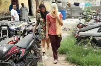Attempt to rape and molest with mother and daughter in shamli VIDEO: घर में अकेली मां-बेटी से दुष्कर्म और छेड़छाड़ की कोशिश, हंगामा
