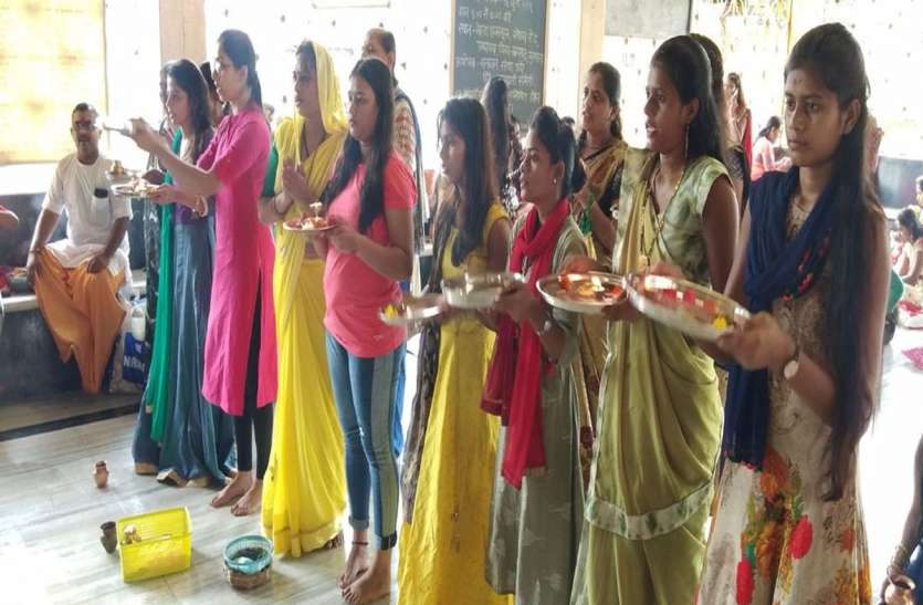 patrika भूखी-प्यासी रहकर जया पार्वती को पूजा