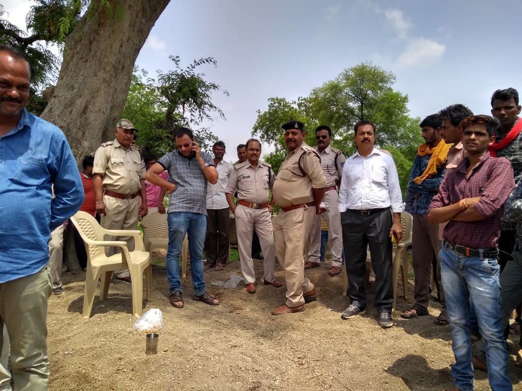 500 trolley seized sand अवैध उत्खनन कर रखी गई 500 ट्राली रेत प्रशासन की टीम ने की जब्त