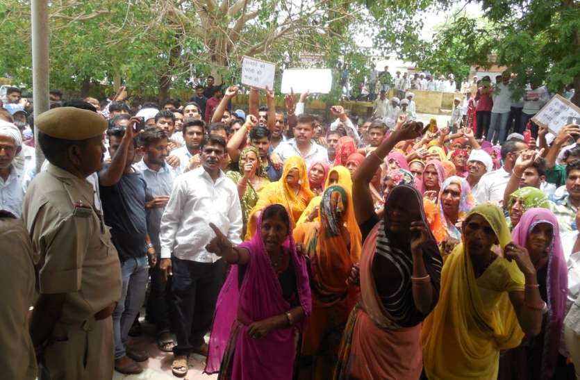 angry-people-get-off-in-the-road युवक का अपहरण के बाद हत्या, लोगों में गुस्सा बरकरार, सड़क पर उतरे लोग