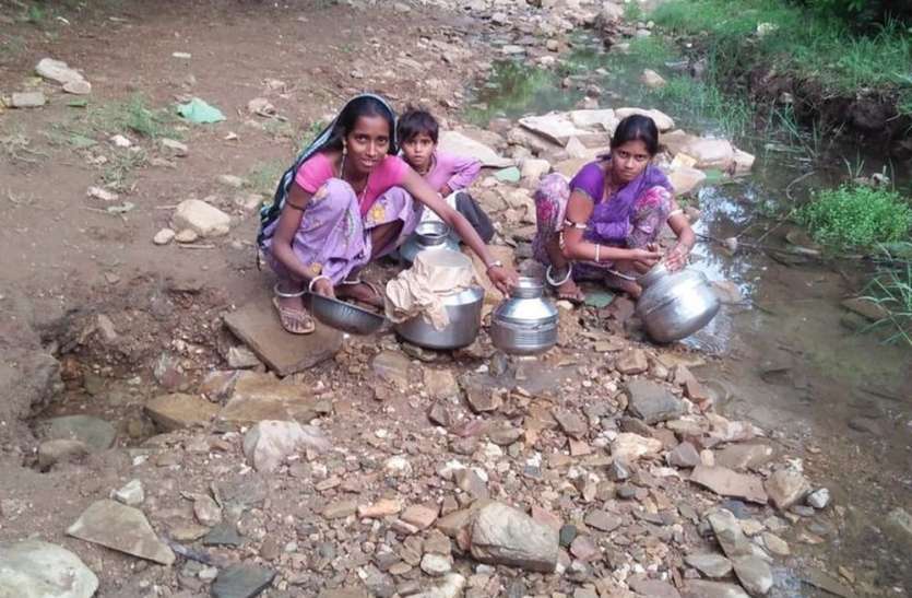Drinking water problem आजादी के 70 वर्ष बाद भी नहीं बदले हालात, पीने के पानी को तरस रहे लोग