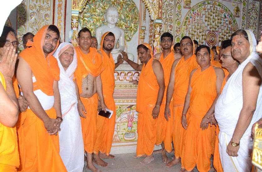 Abhishek and Shantadhara वेदी प्रतिष्ठा महोत्सव : विश्वशांति महायज्ञ में दी आहुतियां