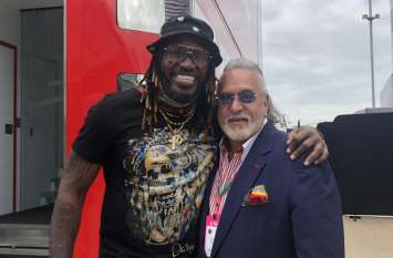 Vijay Mallya trolled after tweeting Pic with Universe Boss Chris Gayle विजय माल्या ने ट्वीटर पर शेयर की 'यूनिवर्स बॉस' क्रिस गेल के साथ फोटो, जमकर हुए ट्रोल
