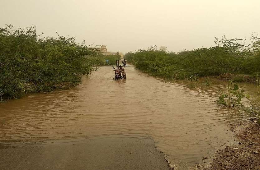 jaisalmer news लाखों गैलन दुर्गन्धयुक्त पानी बहाया,सड़कों पर जमा होने से आमजन बेहाल