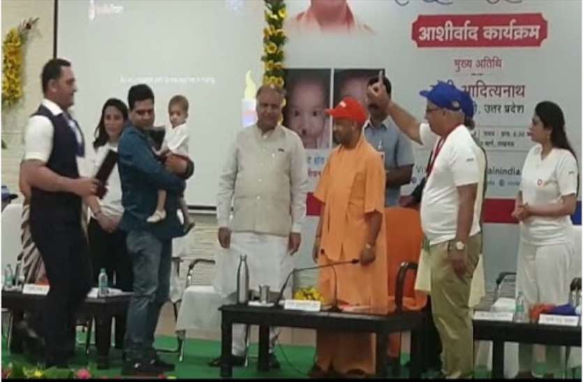 yogi inaugurates smile mashal Jyoti कार्यक्रम में पहुंचे सीएम योगी ने कहा- डॉक्टर और मरीज के बीच भावात्मक भाव होना चाहिए