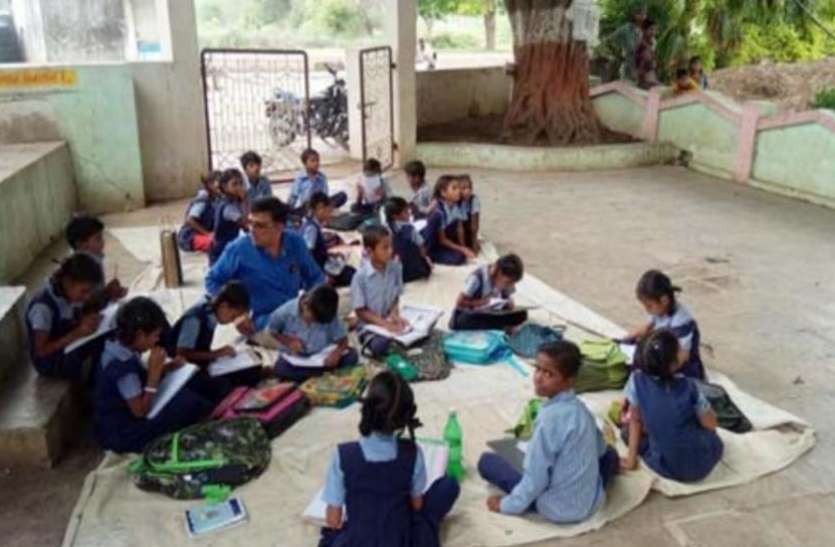 Vadodara: Lack of rooms in school वडोदरा : तीन अवार्ड हासिल करने वाले पिसाई गांव के स्कूल में कमरों का अभाव