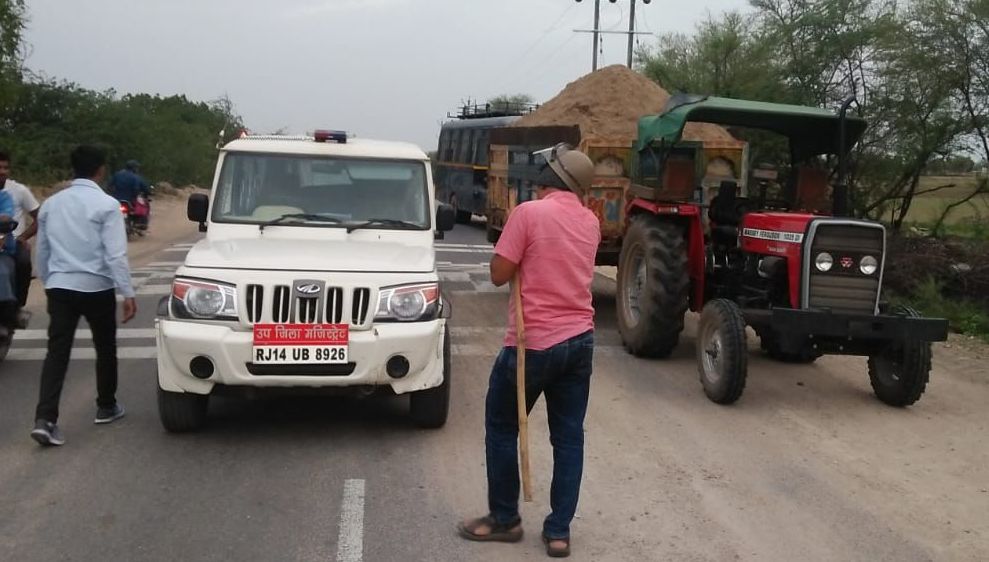 Stopping the bajri trolleys, stalking on SDMs बजरी की ट्रॉलियां रोकी तो एसडीएम व जवानों पर पथराव