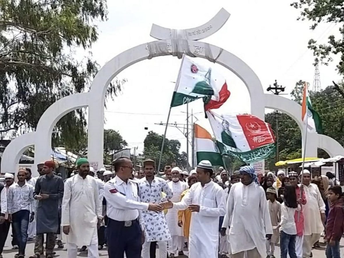 Hajj to group of travelers left for Medina हज करने मदीना के लिए रवाना हुआ यात्रियों का जत्था