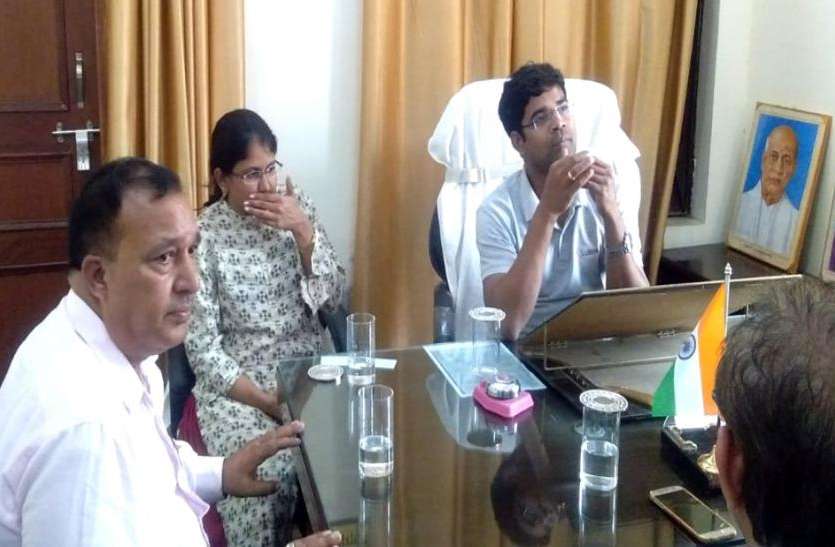 bagpat निरंतर कम होते जलस्तर को लेकर सरकार भी चिंतित, केन्द्रीय उपसचिव ने लोगों को किया जागरूक