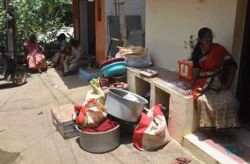 they kept on crying, the police kept locking their homes वो रोते-बिलखते रहे, पुलिस उनके घरों पर ताले लगाती रही