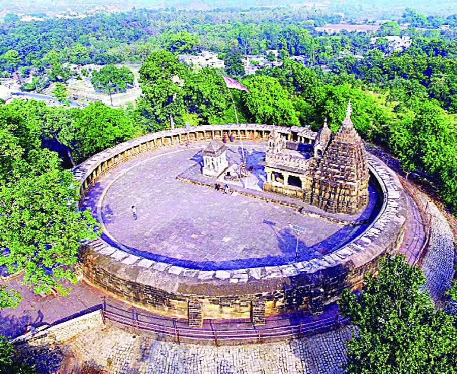 क्षेत्रीय लोगों ने भेड़ाघाट स्थित इस मंदिर की व्यवस्थाओं में सुधार के लिए की मांग
