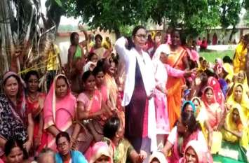 anganwadi workers protest after their service ended आंगनबाड़ी कार्यकत्रियों ने किया अनिश्चित कालीन प्रदर्शन, प्रियंका गांधी से मुलाकात के बाद गई थी नौकरी