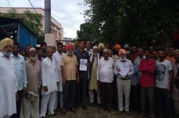 Farmer protested for ganna bhugtan आक्रोशित किसानों ने सहकारी समिति के मुख्य गेट पर की तालाबंदी, मचा हड़कम्प