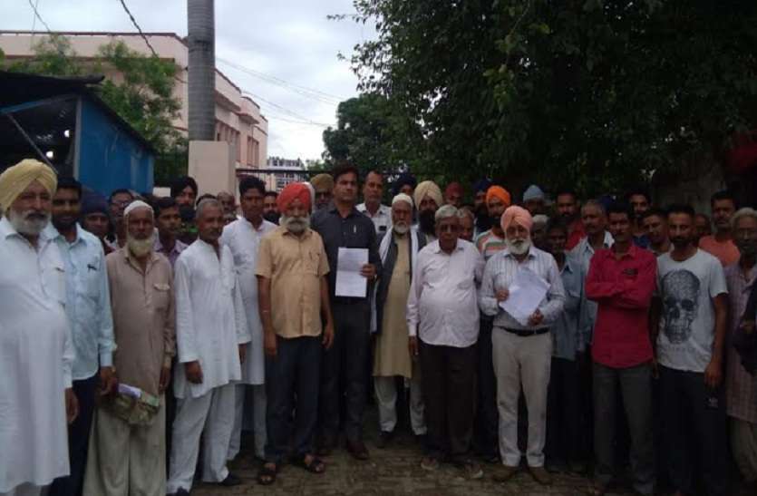 Farmer protested for ganna bhugtan आक्रोशित किसानों ने सहकारी समिति के मुख्य गेट पर की तालाबंदी, मचा हड़कम्प