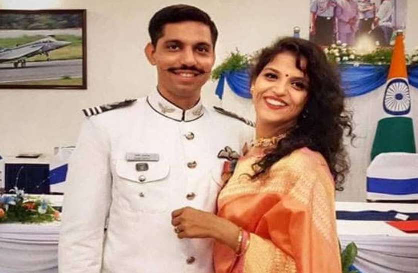 martyred squadron leader samir abrol with garima abrol मिराज क्रैश में शहीद स्क्वाड्रन लीडर की पत्नी एयर फोर्स में हुई शामिल, उड़ाएंगी फाइटर प्लेन