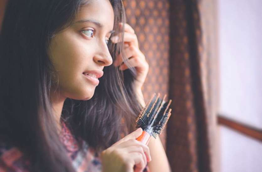 dandruff बालों में डैंड्रफ से हैं परेशान तो करें ये उपाय, दूर होगी समस्या