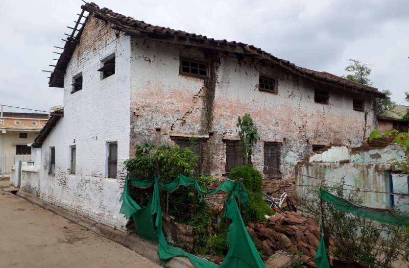 Badhal school building, students in danger, condition of government schools, Deshbandhu, Sardar Patelpura, Gandhinagar, Itarsi डीपीसी बोल रहे हैं जब गिरने लगेंगे तब बनवाएंगे स्कूल नया भवन