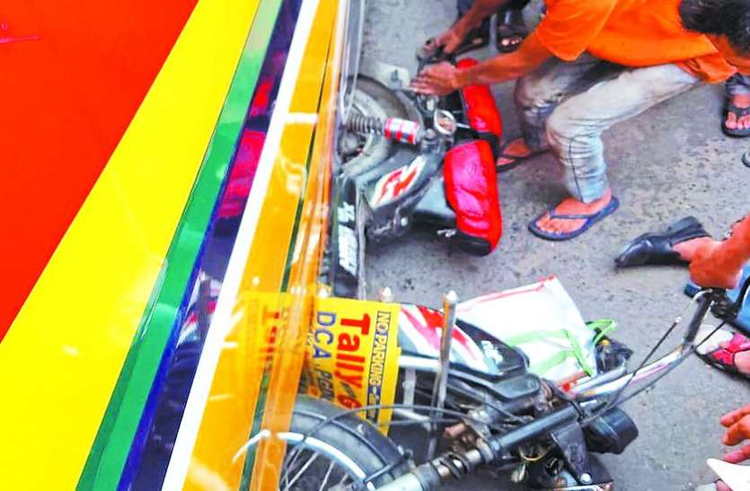 indore बस के नीचे फंसे पिता-पुत्र की लोगों ने एसे बचाई जान
