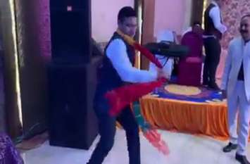 IPS Dance video viral on Chhattisgarhi song mola jholtu ram bana de IPS अफसर ने इस छत्तीसगढ़ी गाने पर जमकर लगाए ठुमके, एेसे मचाया धमाल, वीडियो वायरल