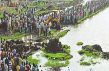 khandwa: Emotional story of three children drown in pond बड़े भाई के कपड़े गोद में लेकर रोता रहा छोटा भाई, कहा- भइया भी हैं तालाब में, उसे निकालो