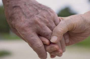 65 year old elder married with neighbor in court बुढ़ापे में पड़ोसन पर चढ़ा इश्क का ऐसा भूत, पति को छोड़ 65 वर्षीय बुजुर्ग से रचाई शादी