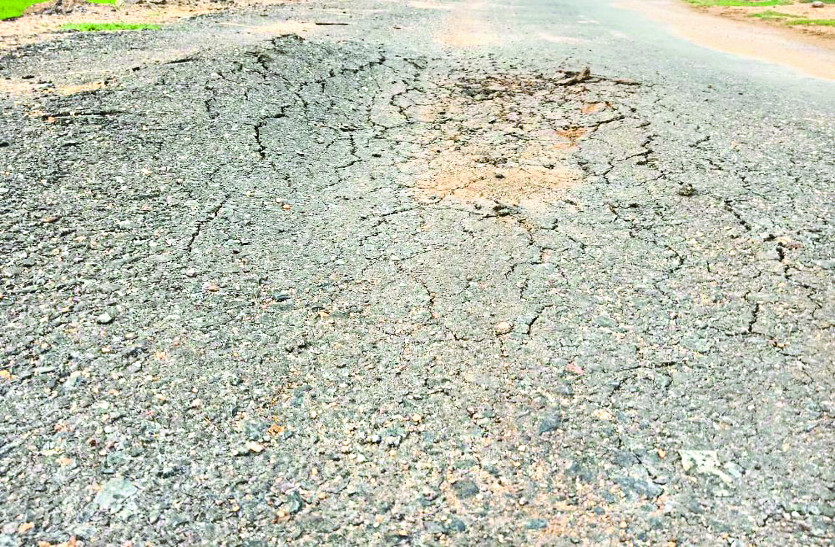 CGNews डेढ़ साल में ही खराब हो गई करोड़ों रुपए की लागत से बनी प्रधानमंत्री योजना की सड़क
