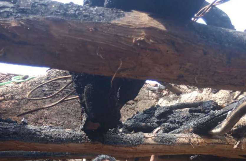 The kins fell asleep and the fire took place at midnight परिजन सोते रहे और आधी रात घर में लग गई आग, भला हो ट्रक चालक का
