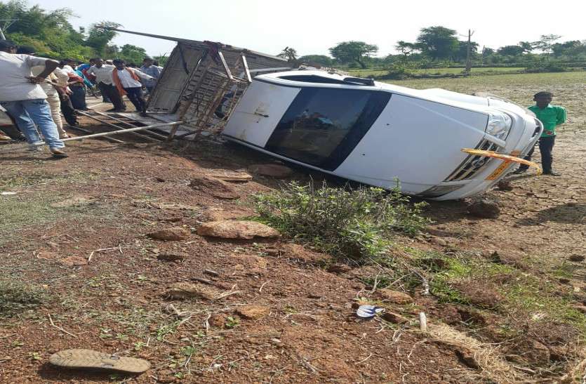 road accident अनियंत्रित होकर पलटी महिला मजदूरों से भरी हुई पिकअप, 4 की हालत गंभीर