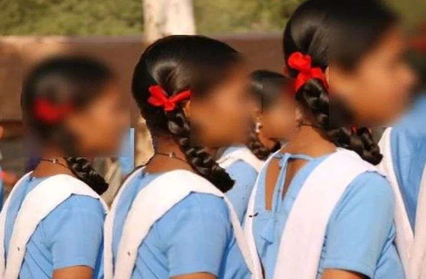 Teacher obscene activity DEO ने किया दौरा, स्कूल में मिले बीडी के बंडल, शिक्षक पर अश्लील हरकत का आरोप, दो शिक्षक एपीओ