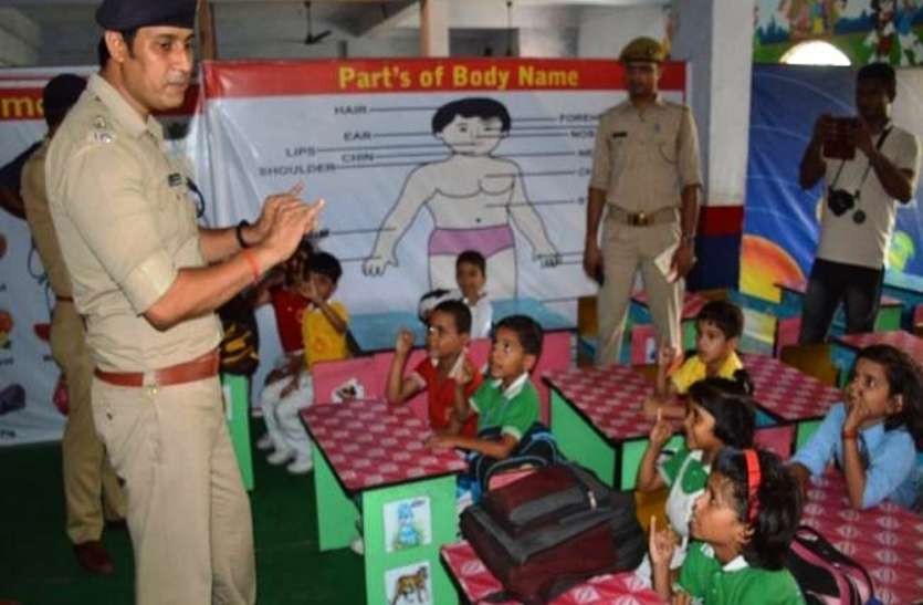 ssp santosh mishra एसएसपी संतोष मिश्रा बने 'शिक्षक', बच्चों को पढ़ाया सुरक्षा का पाठ