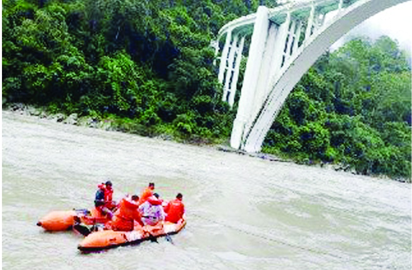 Car falls into Teesta River तीस्ता नदी में बहे बूंदी के 2 युवकों का 5 दिन बाद भी नहीं लगा सुराग, ममता सरकार से बोले परिजन -अपने बच्चे मानकर ढुंढवाओ