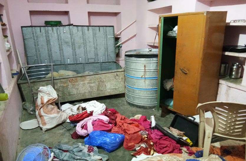 thieves-cleaned-up-cash-and-jewelry-on-hand परिवारजन छत पर सोते रहे, चोरों ने नकदी व जेवरात पर किया हाथ साफ