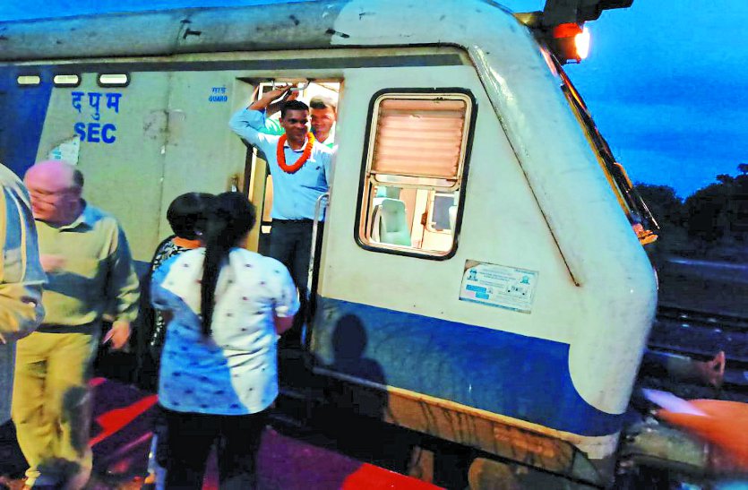 balod patrika अब केंवटी से भी रायपुर तक चलने लगी ट्रेन, सुबह 5 बजे ट्रेन पहुंचने पर चालक-परिचालक का किया फूलों से स्वागत