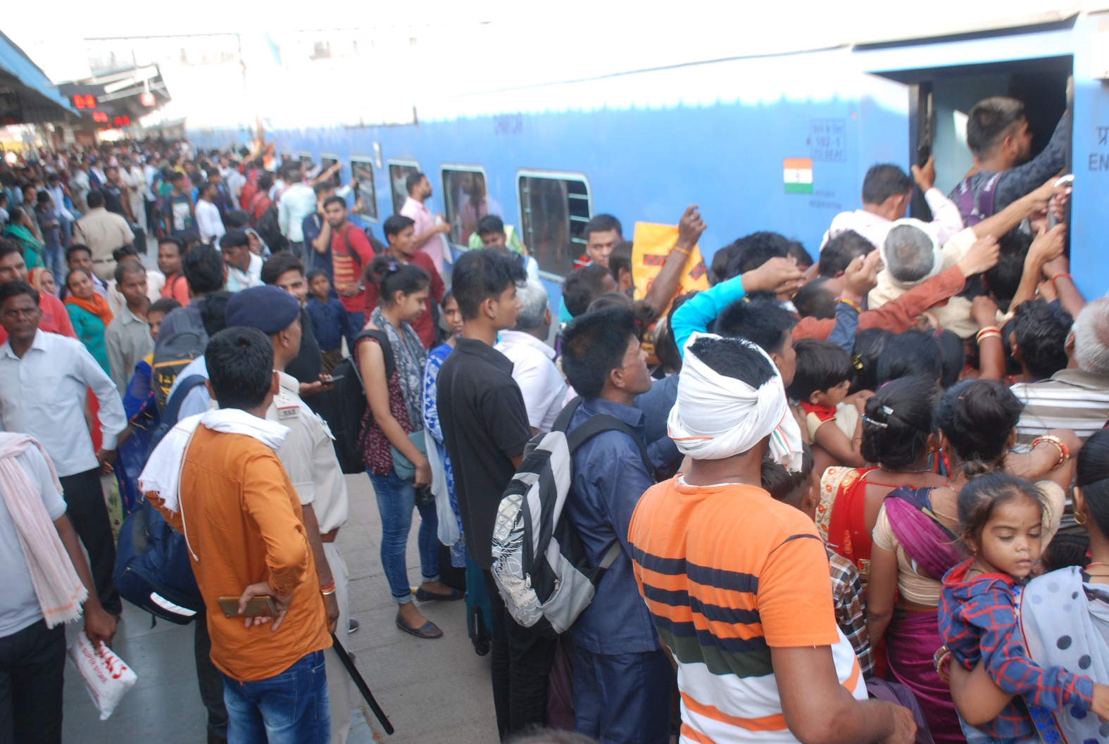 crowded ,trains ट्रेनों में भारी भीड़, सिलीपर और एसी कोच में भी घुसे जनरल टिकट वाले
