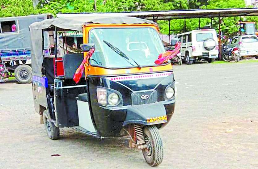 patrika चैकिंग में ऑटो की सीट के नीचे था छुरा, नंबर प्लेट फर्जी, ऑटो निकला चोरी का