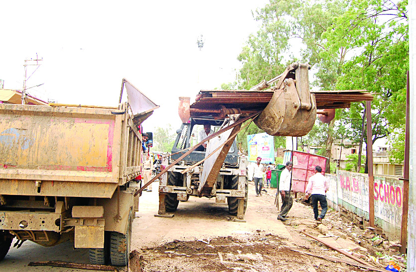 Napa removed the old encroachment on the brothelm crossroads, then the नपा ने पीतलमिल चौराहे पर जमे वर्र्षोंं पुराने अतिक्रमण को हटाया, तो सड़क दिखी चौड़ी
