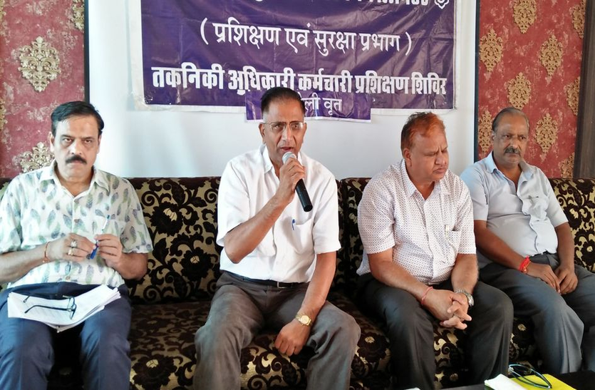 karauli hindi news अभियंताओं को विद्युत सुधार, नवाचारों के सिखाए गुर